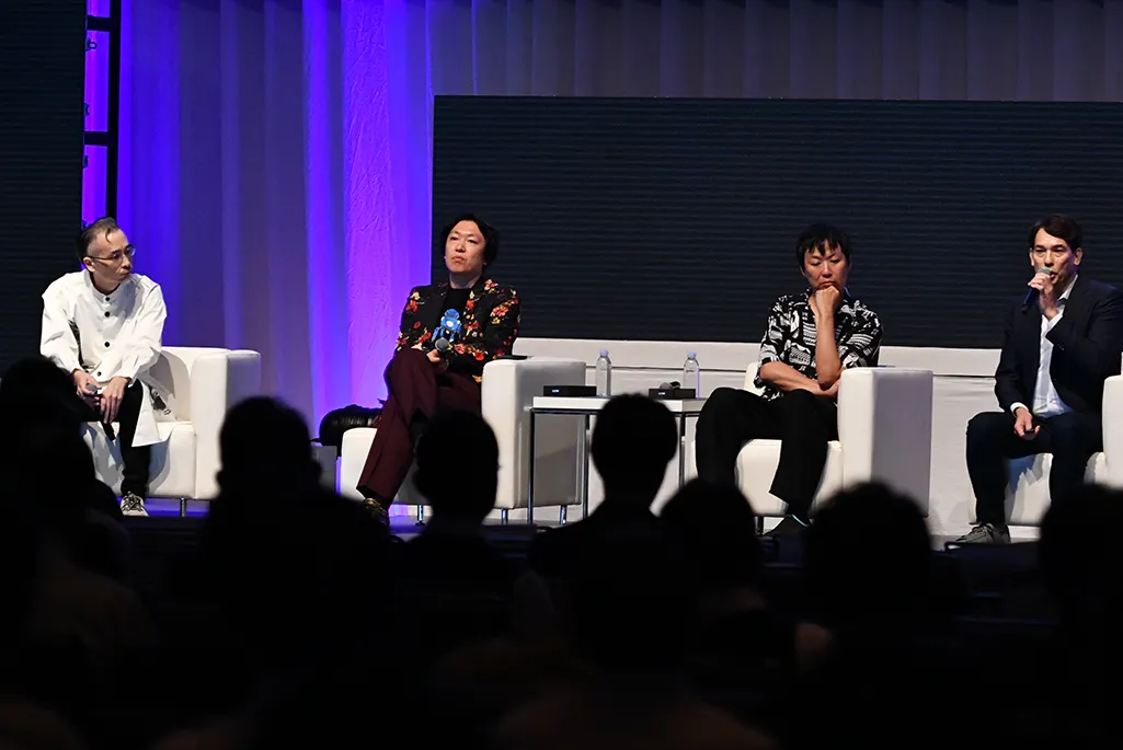 The entire company came together to exhibit